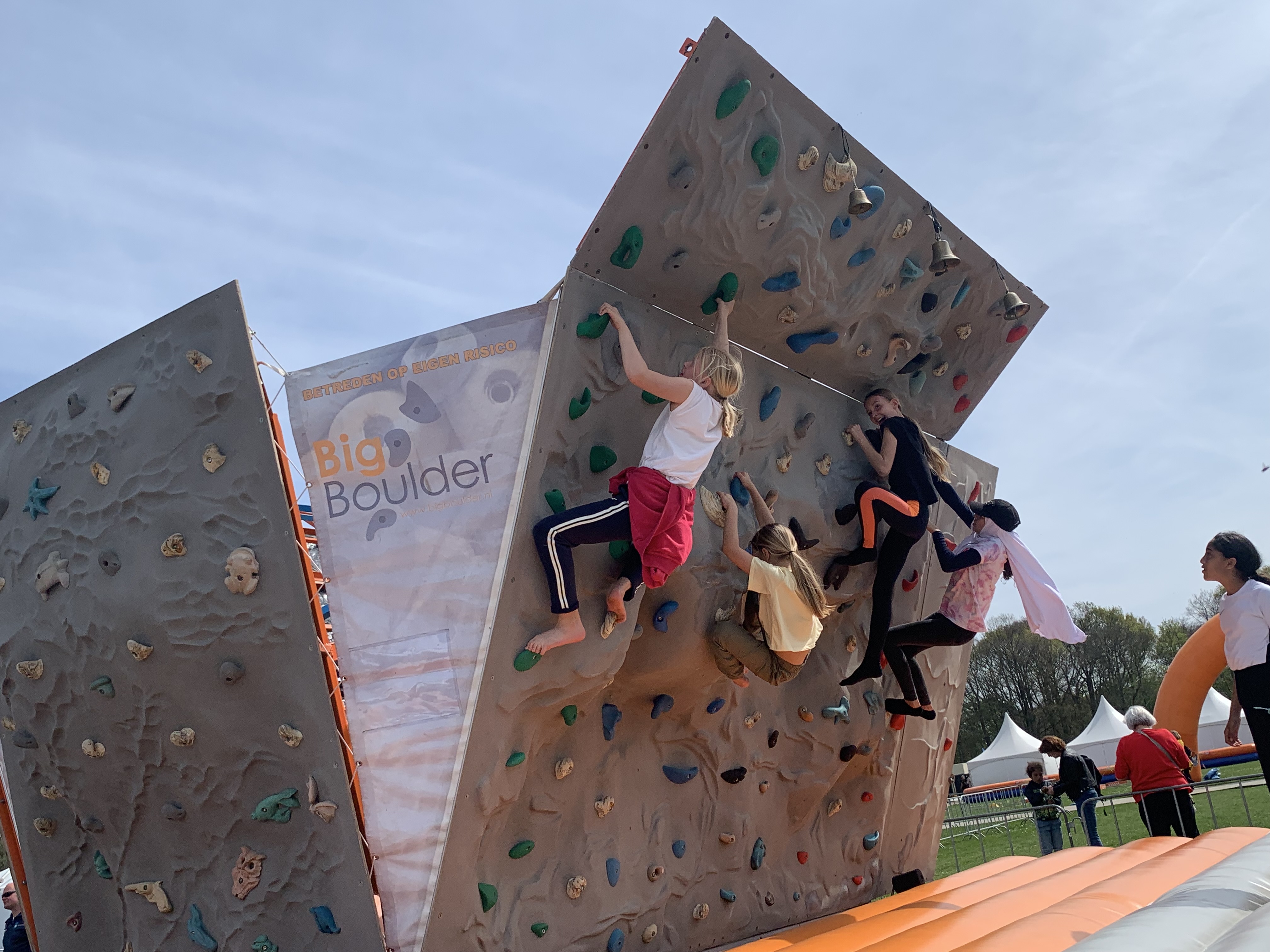 Kinderen klimmen op de mobiele boulderwand