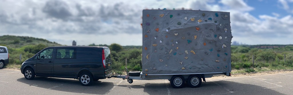 Big Boulder: de mobiele boulderwand op transport achter de bestelbus